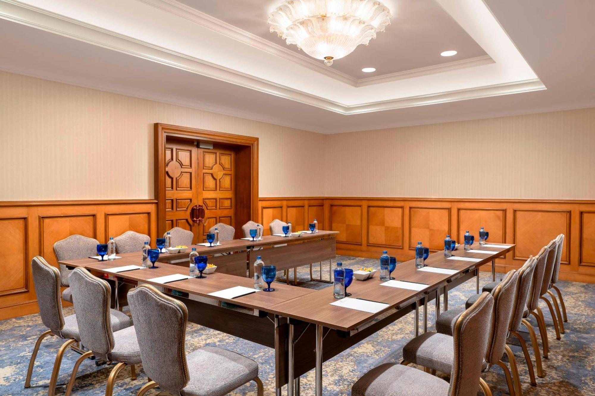 מלון The Ritz-carlton, At The Bosphorus 5*